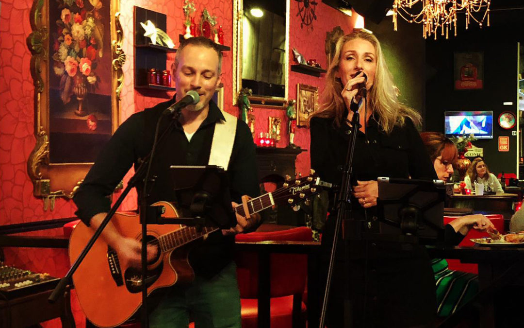 Zondag 22 november Heels and Sneakers LIVE bij Woodies!